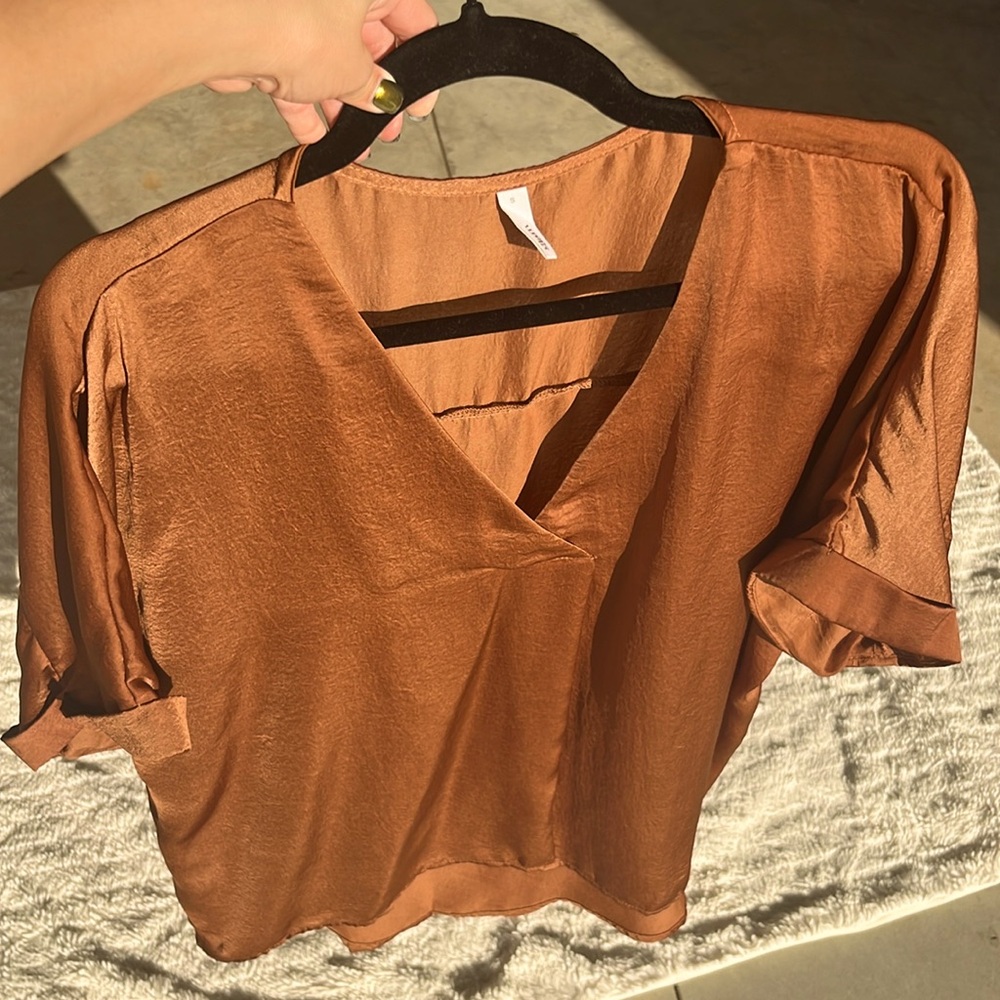 Fall silky rustic brown short sleeve top with Hi-Lo feature by “glam.” Size: S